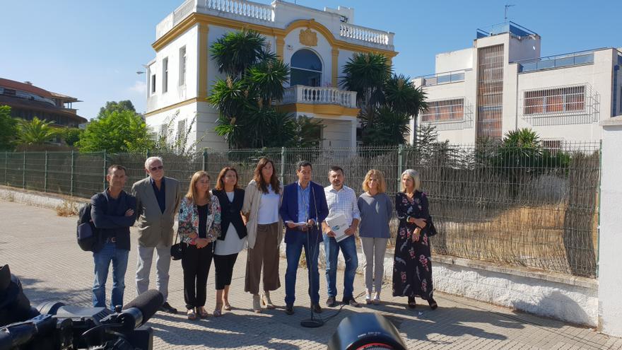 El presidente del PP andaluz, Juanma Moreno, y su equipo frente al prostíbulo Don Angelo, de Sevilla.