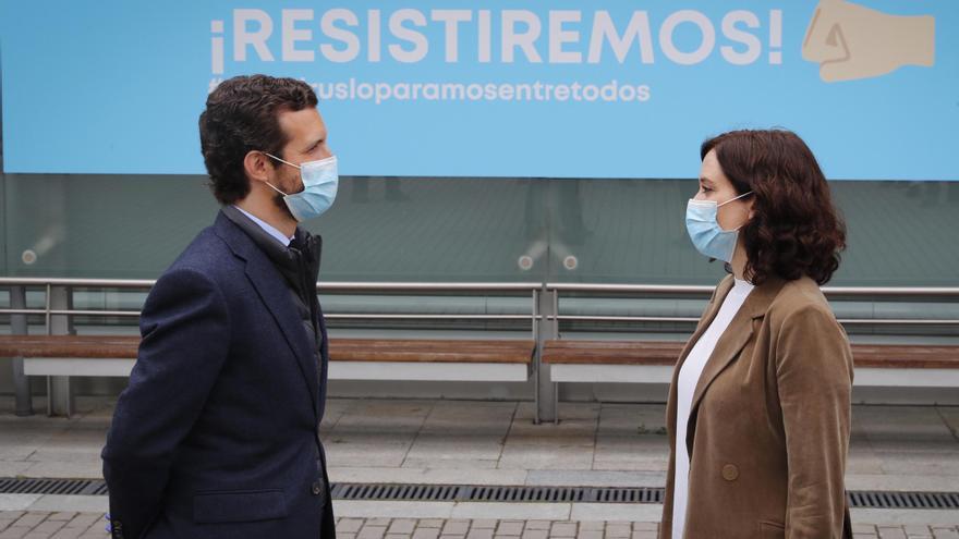 Pablo Casado e Isabel Díaz Ayuso en el hospital de Ifema el 16 de abril. 