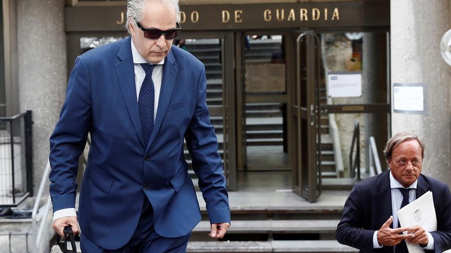 El profesor Pablo Chico sale de los Juzgado de Plaza de Castilla tras declarar como investigado ante la juez que investiga las irregularidades en el máster de Casado y Cifuentes.