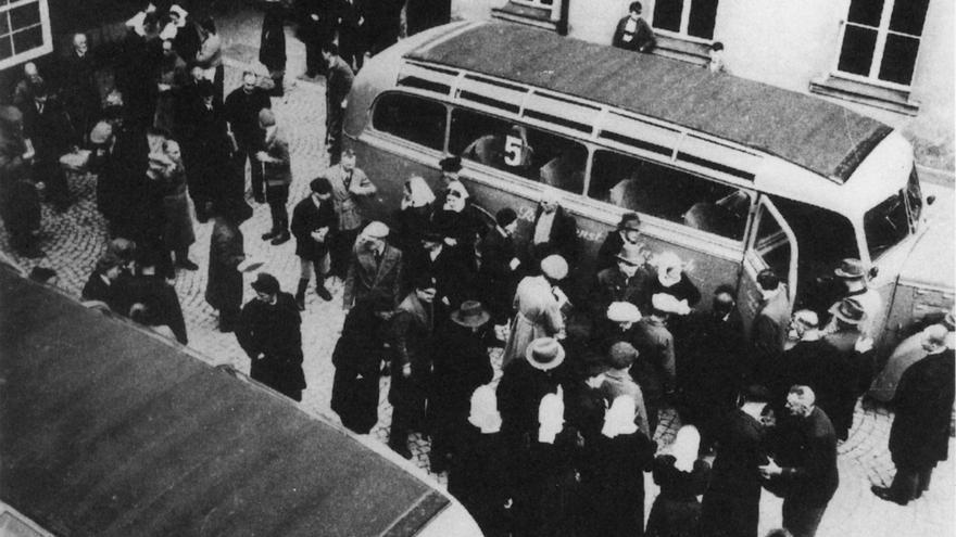 Pacientes de Aktion 4 subiéndose a un autobús, 1941.