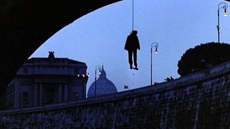 La escena de El Padrino III en la que se ve a Roberto Calvi ahorcado en un puente de Londres. 