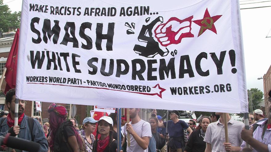 Pancarta antifascista en las protestas de Charlottesville (Virginia)