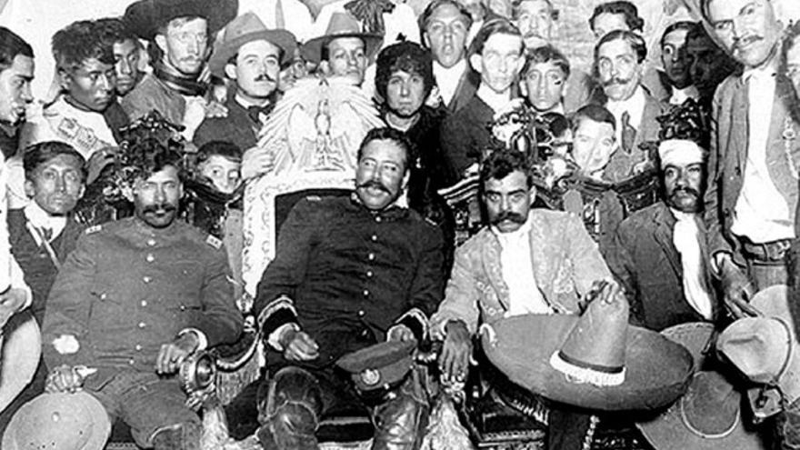 Pancho Villa ocupa la 'silla maldita' en la imagen que retrató la victoria de la revolución en la capital 