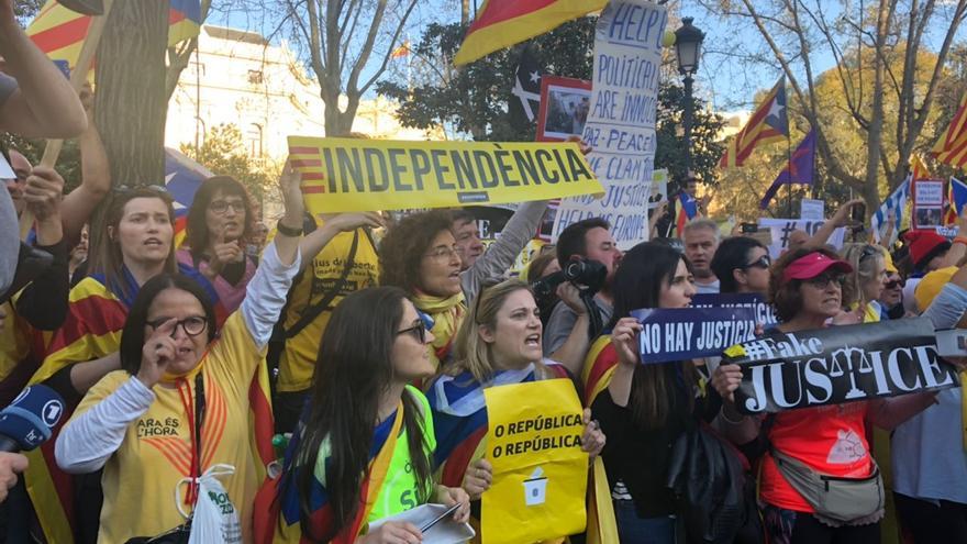Participantes en la manifestaciÃ³n por la autodeterminaciÃ³n de Catalunya de este sÃ¡bado en Madrid