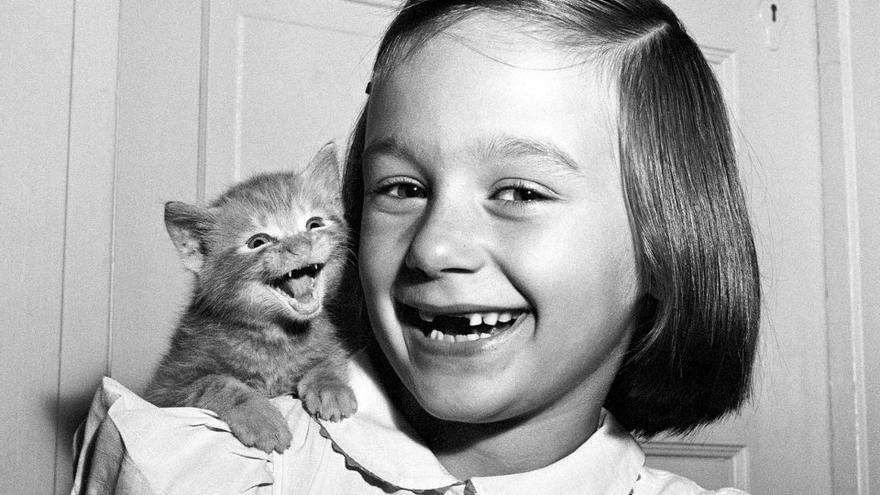 'Paula y el gatito', una de las fotos más reconocidas de Walter Chandoha que tiene como protagonista a su hija y su mascota.1955.