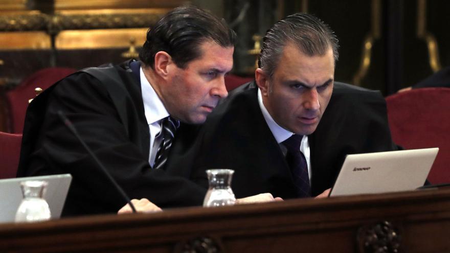 Pedro Fernández y Javier Ortega Smith, número dos de Vox, en la sala como representantes de la acusación popular. 