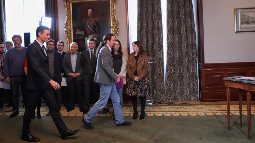 Pedro Sánchez y Pablo Iglesias firman en el Congreso su acuerdo para el Gobierno de coalición.