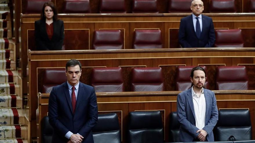 Pedro Sánchez y Pablo Iglesias guardan un minuto de silencio por las víctimas de la Covid-19 en el Congreso.