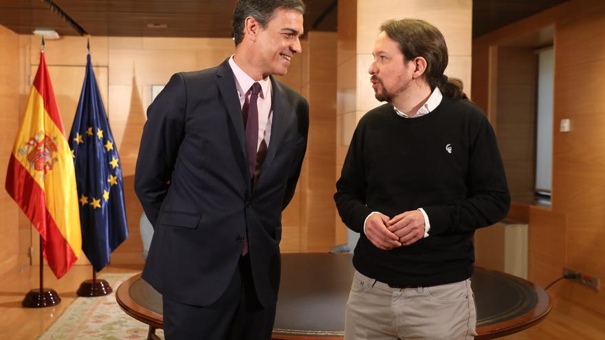 Pedro Sánchez y Pablo Iglesias antes de su reunión para abordar la investidura. 