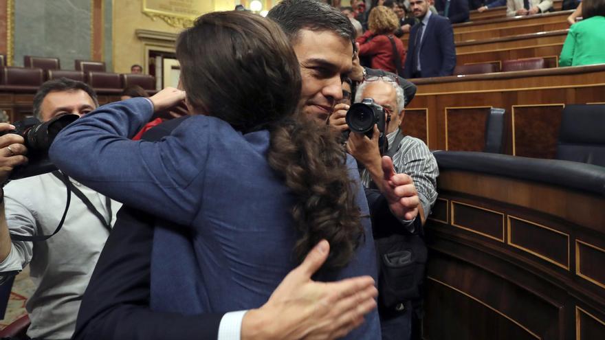 Pedro Sánchez saluda al líder de Podemos, Pablo Iglesias, en el Congreso tras el debate de la moción de censura que le ha hecho presidente