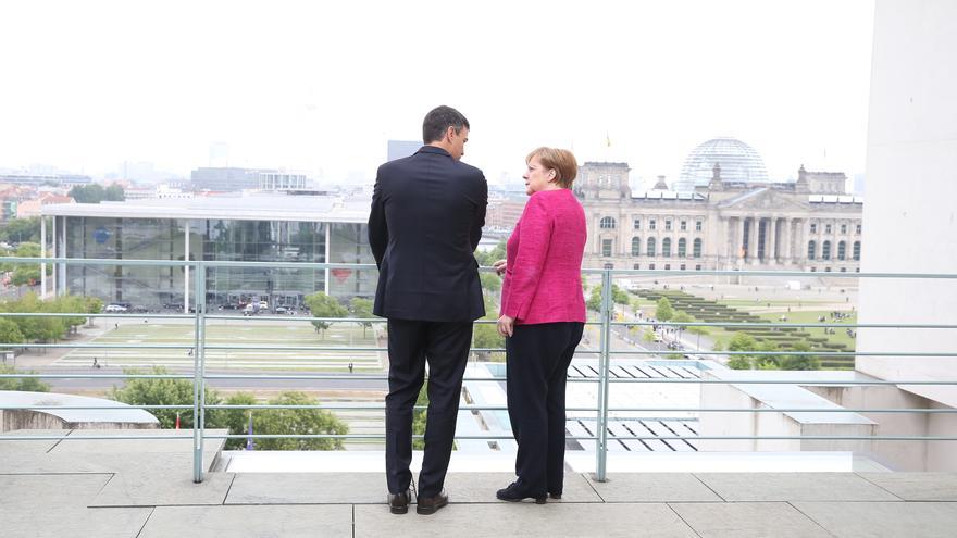 Pedro Sánchez conversa con la canciller alemana Angela Merkel