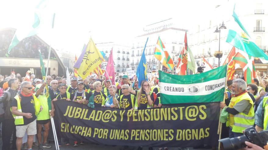 Pensionistas que han caminado cientos de kilometros desde Rota (Cádiz) y Bilbao se unen en la Puerta del Sol de Madrid para defender el sistema público de pensiones.