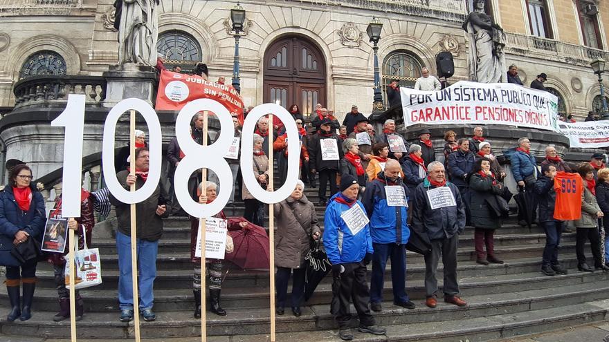 Pensionistas vascos durante su concentración número 100 frente al Ayuntamiento de Bilbao
