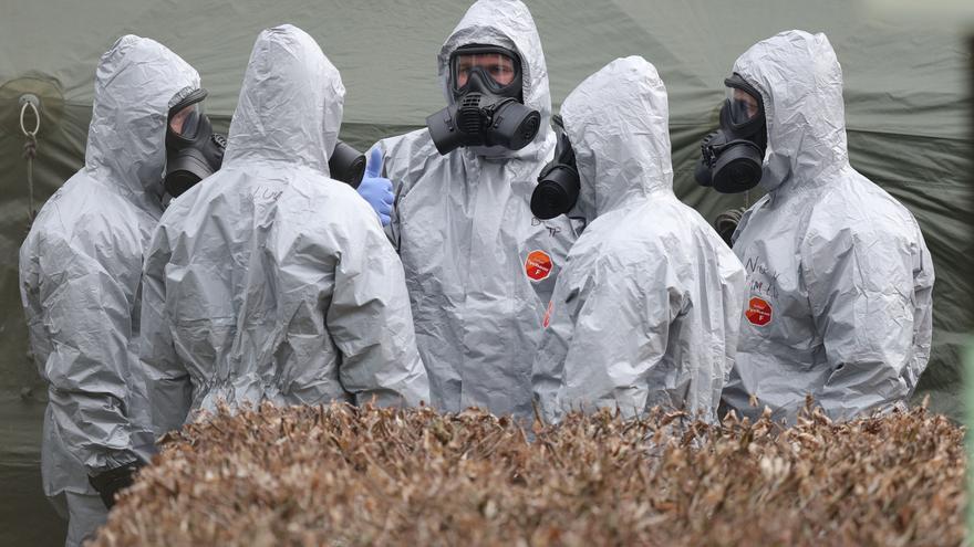 Personal militar británico con trajes protectores en la investigación del ataque al exespía Skripal en Salisbury, Reino Unido.