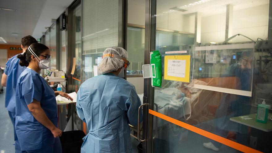 Personal sanitario atiende a enfermos de covid-19 en el Hospital Clínic de Barcelona