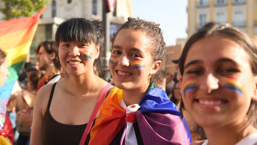 Personas envueltas en banderas LGTBI han recorrido el centro de Madrid