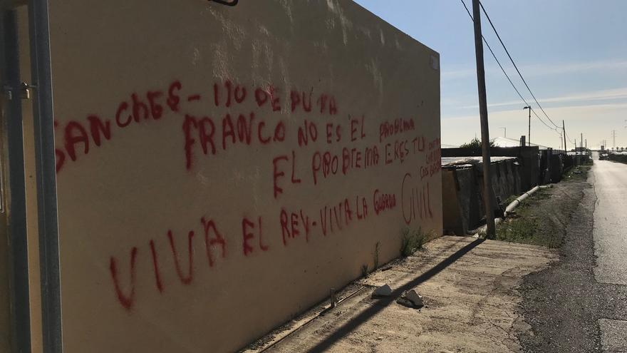 Pintada "franquista" en un almacén, junto al mar de plástico de los invernaderos del Poniente de Almería.