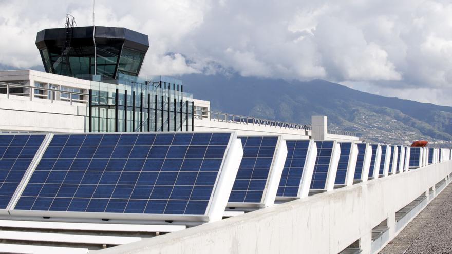 Placas fotovoltaicas de Aena en el Aeropuerto de La Palma.