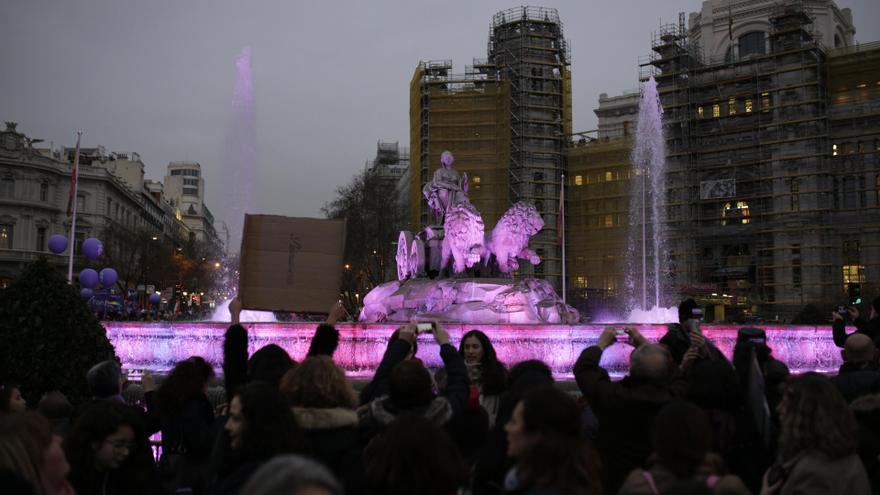 La Plaza de Cibeles, de violeta por el 8M / Olmo Calvo