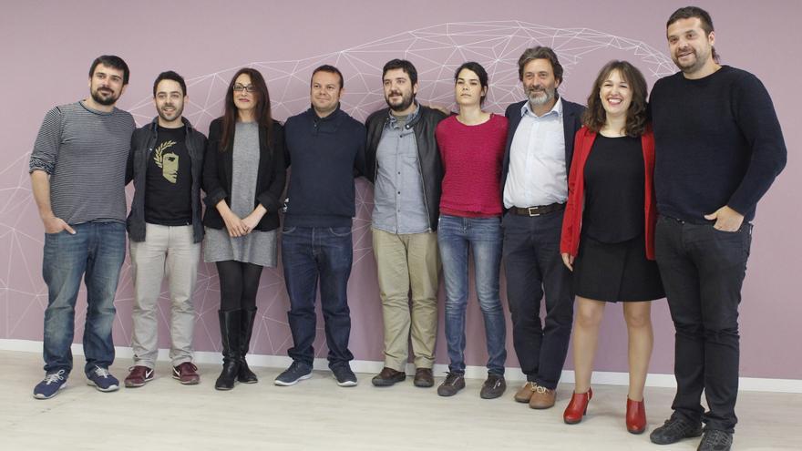 La diputada regional de Podemos Isabel Serra (4d), antes de la reunión mantenida entre su partido y representantes de IU Madrid, entre ellos Mauricio Valiente (3d) y Sol Sánchez (3i), en una imagen de 2017.