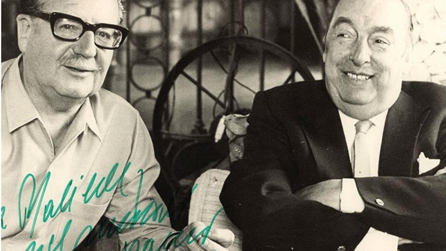 Foto de la cubierta de 'Poesía política' (Cátedra) que muestra a Salvador Allende junto a Pablo Neruda