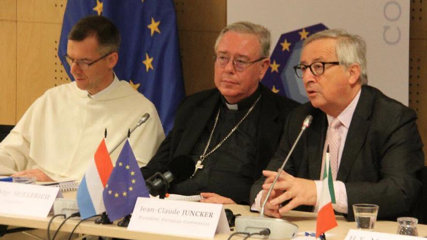Olivier Poquillon, secretario general de la Comece (izquierda), Jean-Claude Hollerich, presidente de la misma (centro) y Jean-Claude Juncker, presidente de la Comisión Europea (derecha), en la Asamblea de Primavera de 2019 de la organización (fuente: Twitter).