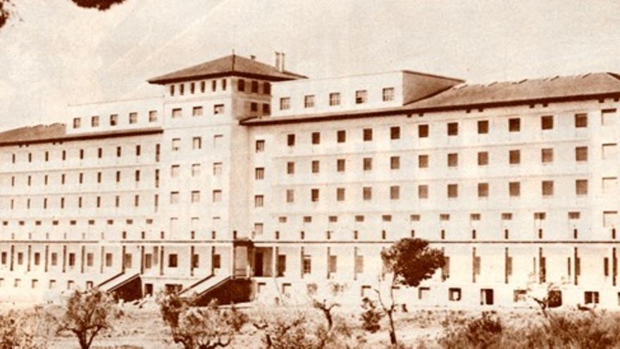 Portaceli en 1949. El edificio del Hospital, ya reconstruido, ante el patio de los olivos