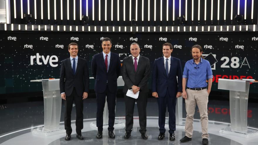Los cuatro candidatos a la Presidencia del Gobierno con el periodista Xabier Fortes en el debate de RTVE.