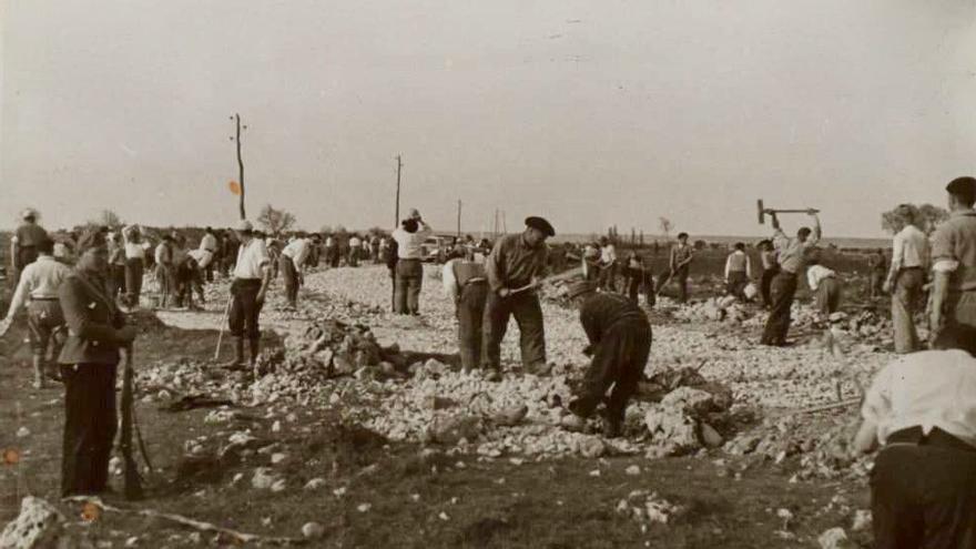Prisioneros del campo de concentración de San Pedro de Cardeña (Burgos) trabajando en la construcción de una carretera cercana.
