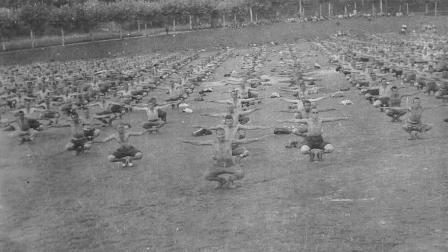 Prisioneros del campo de concentración de La Magdalena (Santander) realizando ejercicio físico