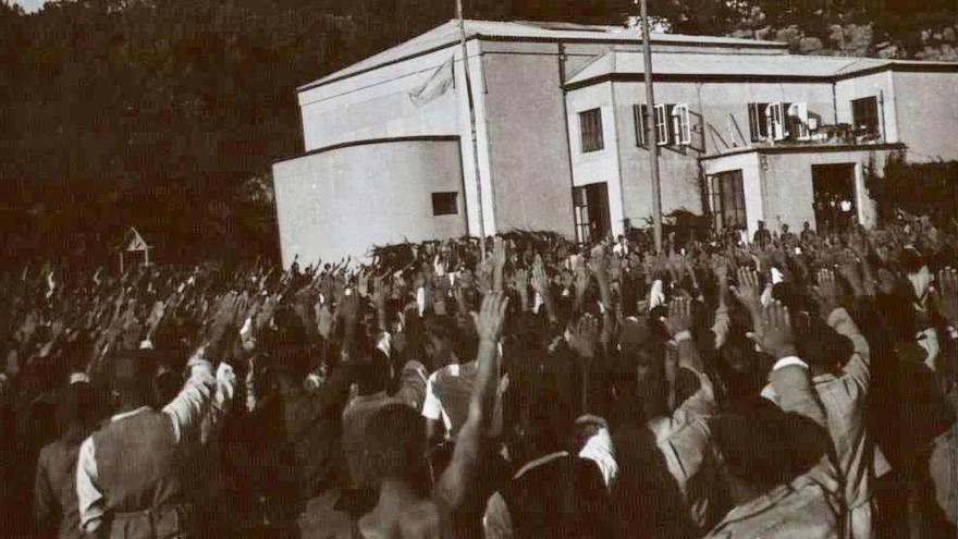 Prisioneros del campo de concentración de La Magdalena (Santander) realizando el saludo fascista