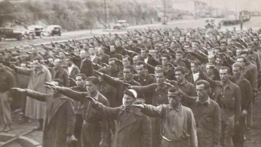 Prisioneros haciendo el saludo fascista en el campo de concentración de Irún en Guipúzcoa