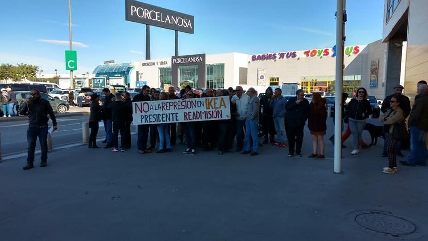 Protesta frente a IKEA en Murcia por el despido del presidente de la delegación sindical