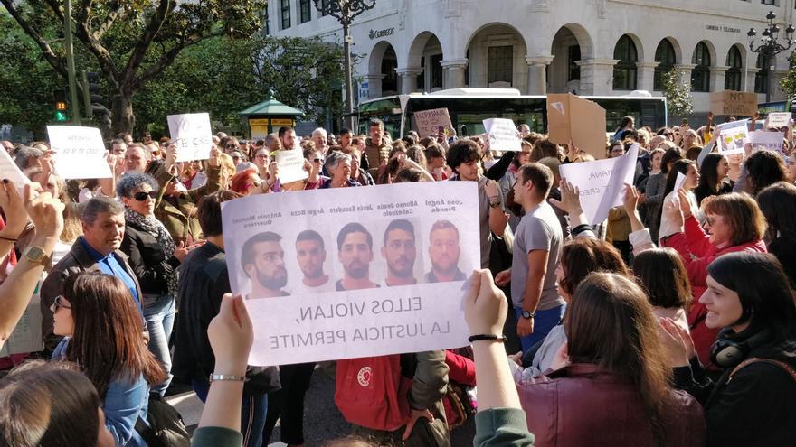 Protesta en Santander contra la sentencia del caso 'La Manada'. | ANDRÉS HERMOSA