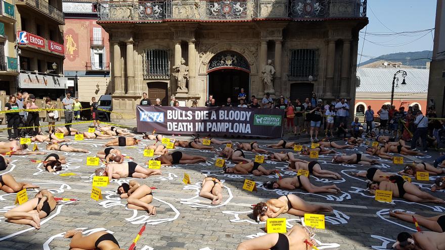 Protesta antitaurina de Peta y AnimaNaturalis en Pamplona.