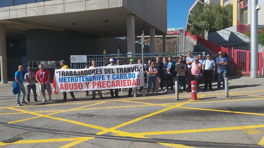 Protesta de este miércoles por fuera de las instalaciones del tranvía en La Laguna