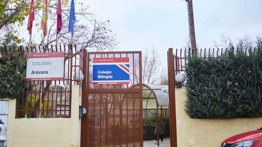 Puerta de entrada del colegio público Aravaca. / Patricia Garcinuño