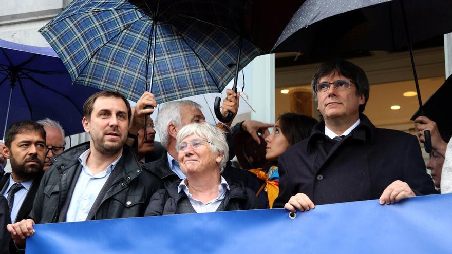 Carles Puigdemont, Toni Comín, Lluis Puig, ClaraPonsati y el senador Jami Matamala, en la concentración del 1-O en la plaza de Luxemburgo, en Bruselas.
