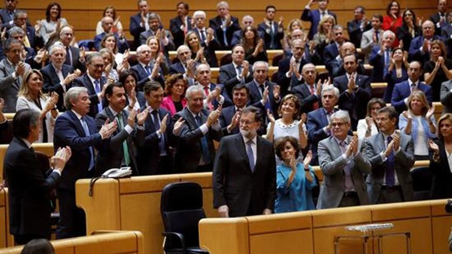 Rajoy, siempre aplaudido por los suyos.EFE. Chema Moya