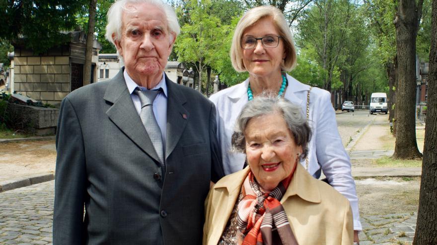Ramiro Santisteban posa con su esposa NinÃ­ y con Anna MarÃ­a, la sobrina de Francesc Boix, tras el homenaje que la ciudad de ParÃ­s brindÃ³ al fotÃ³grafo de Mauthausen
