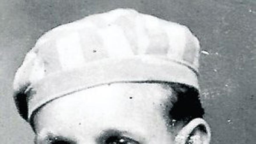 Ramiro Santisteban, con el traje de deportado que vistiÃ³ en Mauthausen durante cerca de cinco aÃ±os.