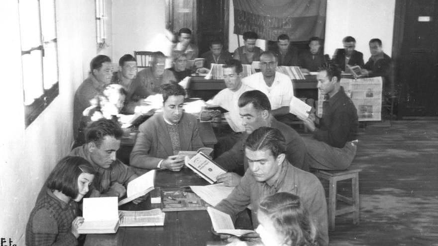 Refugiados republicanos españoles en la biblioteca de 'Villa Don Quijote' de Toulouse, antiguo campo de Récébédou, 29 de octubre de 1945