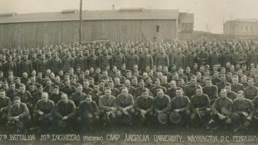 Foto oficial del 7º Batallón del 20º Regimiento de Ingenieros, en Camp American University, Washington, DC, antes de su despliegue en febrero de 1918, en el que se encontraba Jean Pierre Laxalt Etchart (Compañía C / Compañía 21) (http://www.20thengineers.com/images/ww1-7bn-before.jpg).