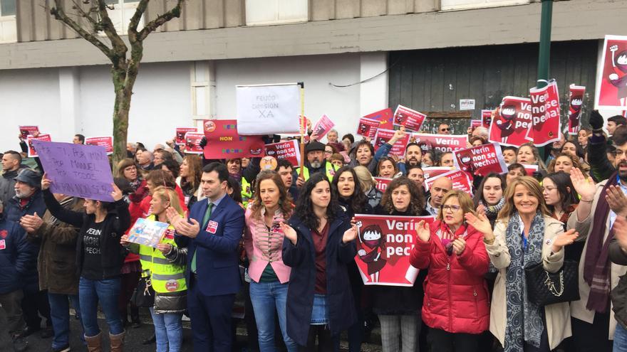 Representantes de la oposición gallega acompañan a los manifestantes contra el cierre del paritorio de Verín ante el Parlamento de Galicia