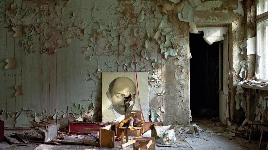 'Retrato de Lenin', Kindergarten (Prypiat). Octubre de 1997. Del libro 'Crecimiento y decadencia: Prypiat y la zona de exclusión de Chernóbil' (editorial Steidl) 