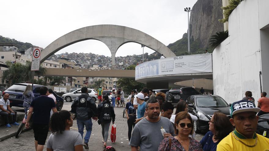 Entre Rocinha y Manguinhos, en Río de Janeiro, viven más de cien mil personas. Veintidós kilómetros separan ambas favelas
