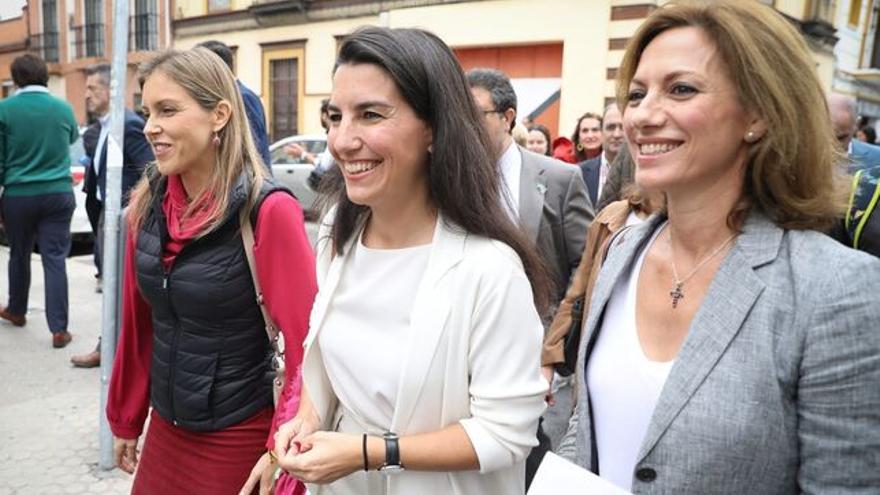 Rocio Monasterio y dirigentes andaluzas de Vox señando a un centro de emigrantes en Sevilla