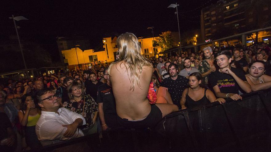 Las Chillers lamentan el "doble rasero" por las críticas a su cantante al enseñar los pechos en un concierto