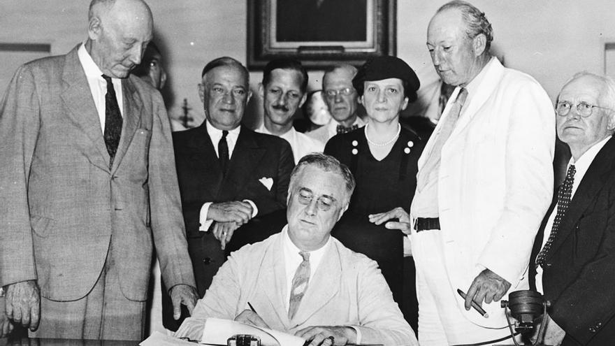 Roosevelt firma la Ley de Seguridad Social el 14 de agosto de 1935.
