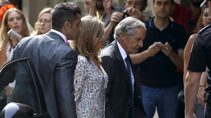Rosalía Iglesias entra en la Audiencia Nacional el 27 de junio de 2013 en compañía de su abogado y Sergio Ríos, con traje gris. 
